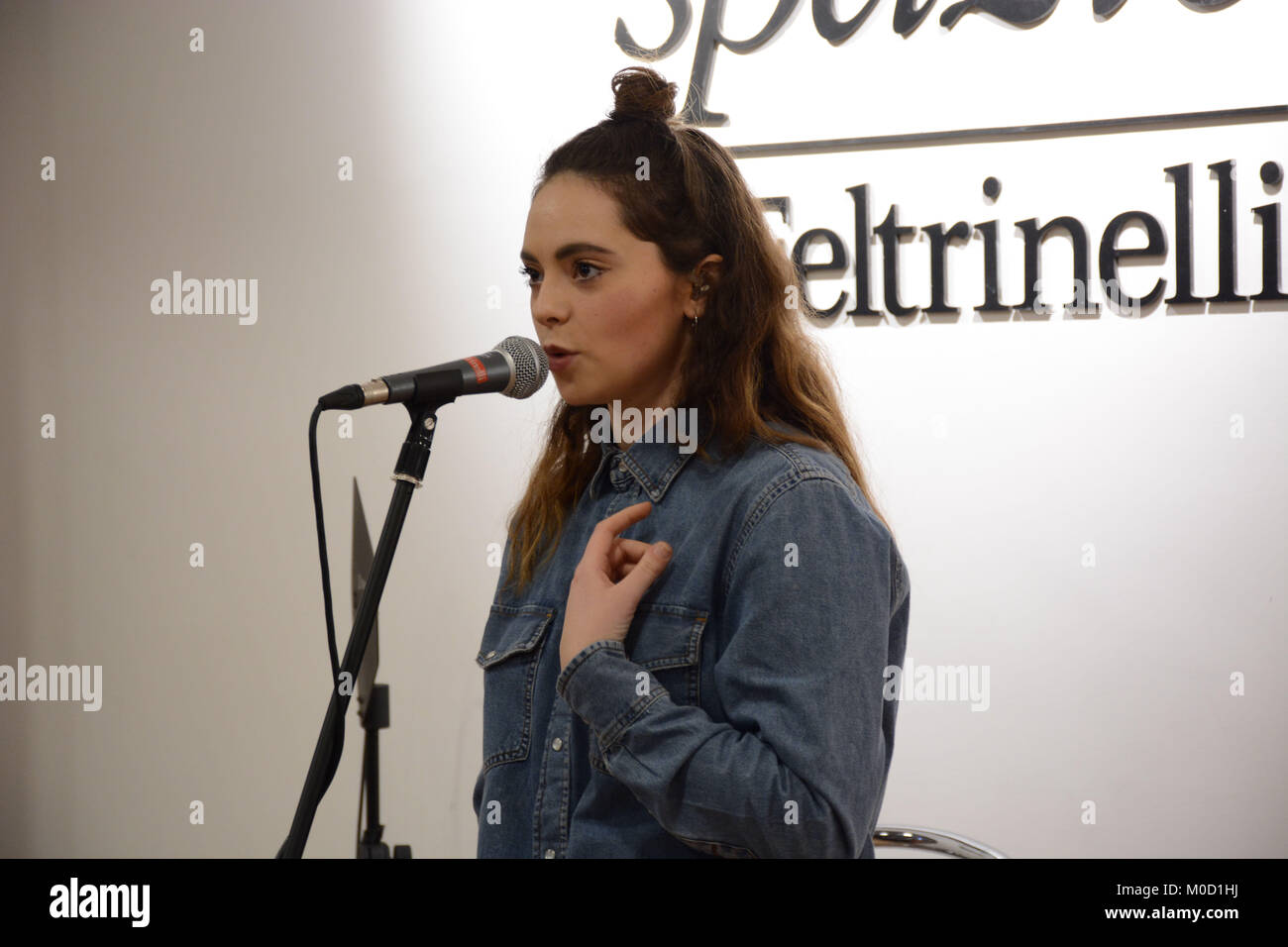 Napoli, Italia. Xx gen, 2018. Cantante Italiano Francesca Michielin eseguita presso la Libreria Feltrinelli in un mini live e poi firmato autografi del suo del nuovo album '2640'. Credito: Mariano Montella/Alamy Live News Foto Stock