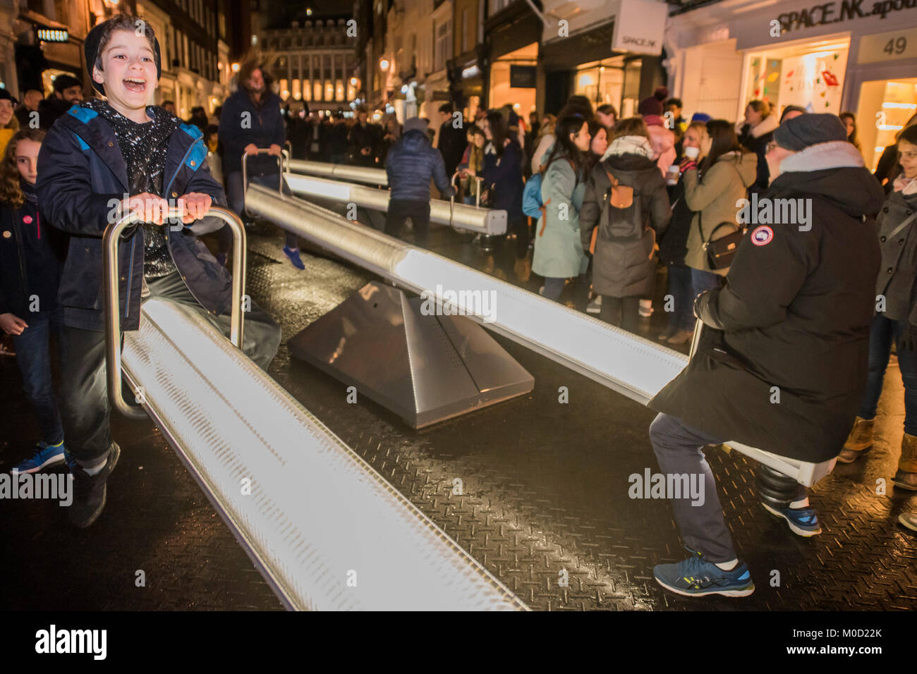 Londra, Regno Unito. Xx gen, 2018. Laterali di O'ce e CS Design (prodotta dal- l4 Studio e studio Wireframe - Lumiere London è un festival della luce che ha luogo nel corso di quattro serate, da giovedì 18 a domenica 21 gennaio 2018. Ospita la capitale di architettura e strade, con più di cinquanta opere create da leader nel Regno Unito e di artisti internazionali. Il free festival all'aperto ritorna a Londra per la seconda volta dopo il successo della prima edizione nel gennaio del 2016, che hanno attratto una stima di 1,3 milioni di visite. Credito: Guy Bell/Alamy Live News Foto Stock