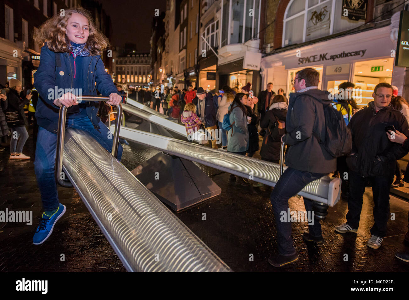 Londra, Regno Unito. Xx gen, 2018. Laterali di O'ce e CS Design (prodotta dal- l4 Studio e studio Wireframe - Lumiere London è un festival della luce che ha luogo nel corso di quattro serate, da giovedì 18 a domenica 21 gennaio 2018. Ospita la capitale di architettura e strade, con più di cinquanta opere create da leader nel Regno Unito e di artisti internazionali. Il free festival all'aperto ritorna a Londra per la seconda volta dopo il successo della prima edizione nel gennaio del 2016, che hanno attratto una stima di 1,3 milioni di visite. Credito: Guy Bell/Alamy Live News Foto Stock