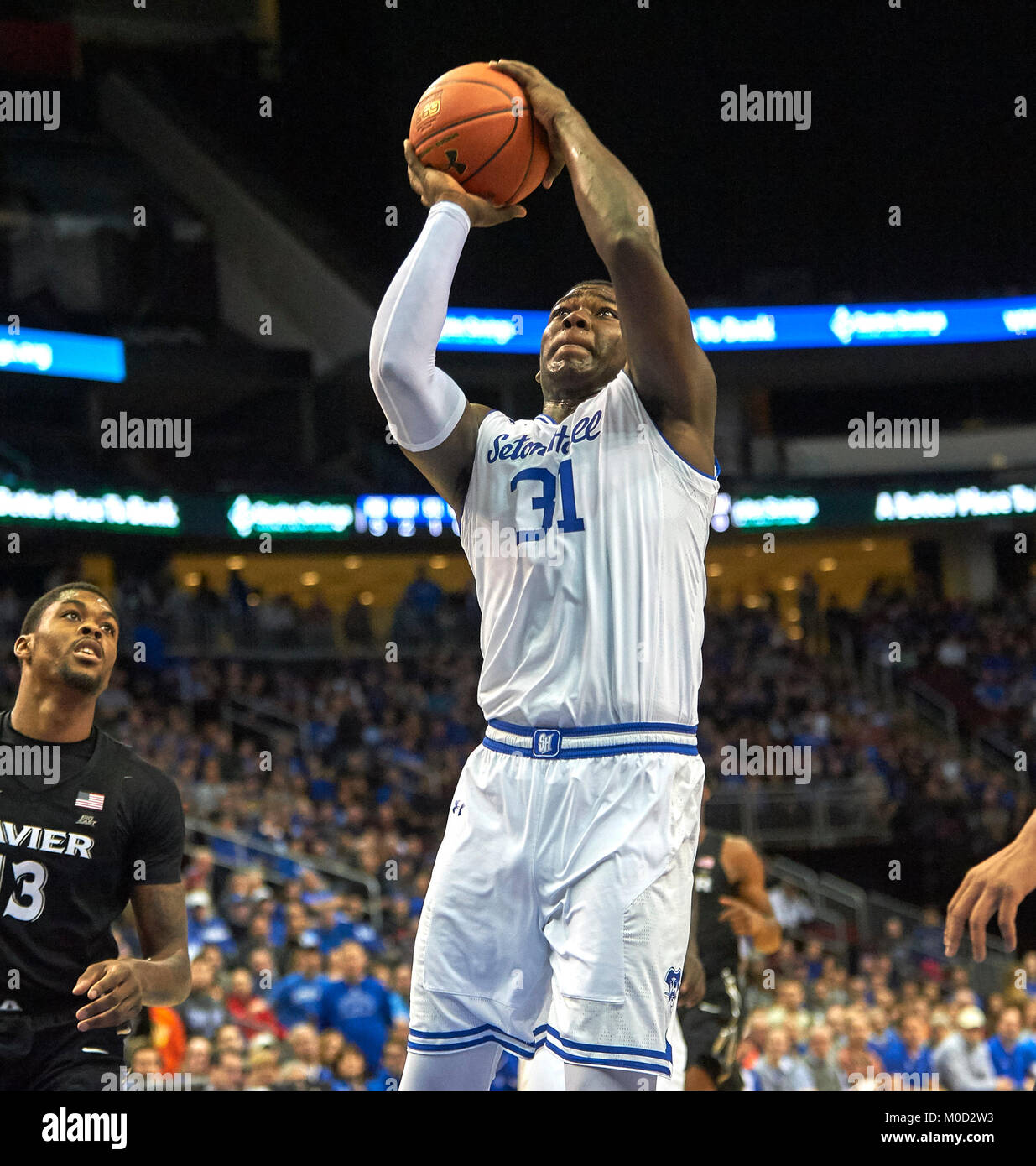 Newark, New Jersey, USA. Xx gen, 2018. Seton Hall Pirates center Angel Delgado (31) rigidi per il cestello nella prima metà tra il Saverio Moschettieri e il Seton Hall Pirates al Prudential Center a Newark, New Jersey. Duncan Williams/CSM/Alamy Live News Foto Stock