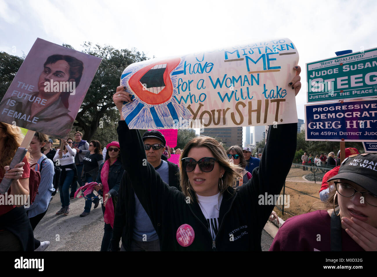 Una donna può contenere un segno di supporto empowerment femminile come Texas donne marzo fino Congress Avenue di Austin in Texas, durante un rally per il primo anniversario delle donne del marzo su Washington e un anno dopo il presidente Donald Trump's inaugurazione. Foto Stock