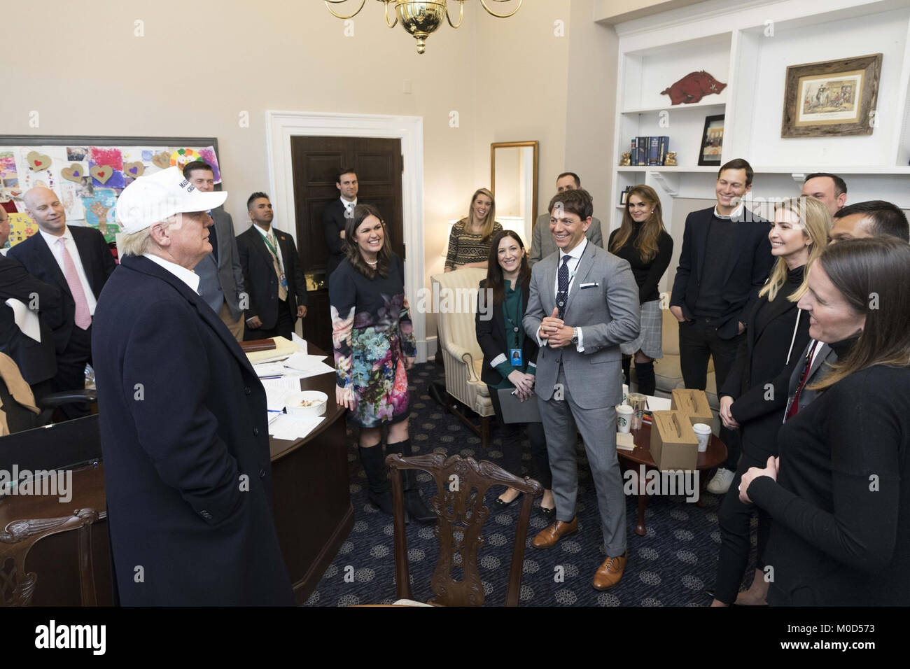 WASHINGTON, DC - 20 gennaio: Presidente Trump soddisfa con la Casa Bianca di alti membri dello staff Sarah Huckabee Sanders, Marc breve, Speranza Hicks, Jessica Idem, Hogan Gidley, Dan Scavino, Raj Shah, Jared Kushner, Ivanka Trump, Rob Porter, Mick Mulvaney e Lindsay Walters, nell'ala ovest uffici di comunicazione, su un anno di anniversario del Presidente TrumpÕs inaugurazione, Sabato, 20 gennaio 2018, presso la Casa Bianca di Washington, D.C. Persone: presidente Donald Trump Credito: tempeste Media Group/Alamy Live News Foto Stock