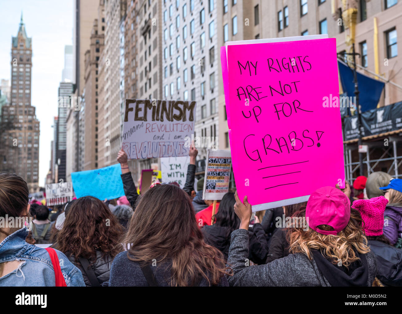 New York, Stati Uniti d'America, 20 gen 2018. Decine di migliaia di dimostranti partecipare le donne del marzo attraverso la città di New York per protestare contro le politiche del presidente americano Donald Trump nel primo anniversario della sua inaugurazione. Foto di Enrique Shore/Alamy Live News Foto Stock