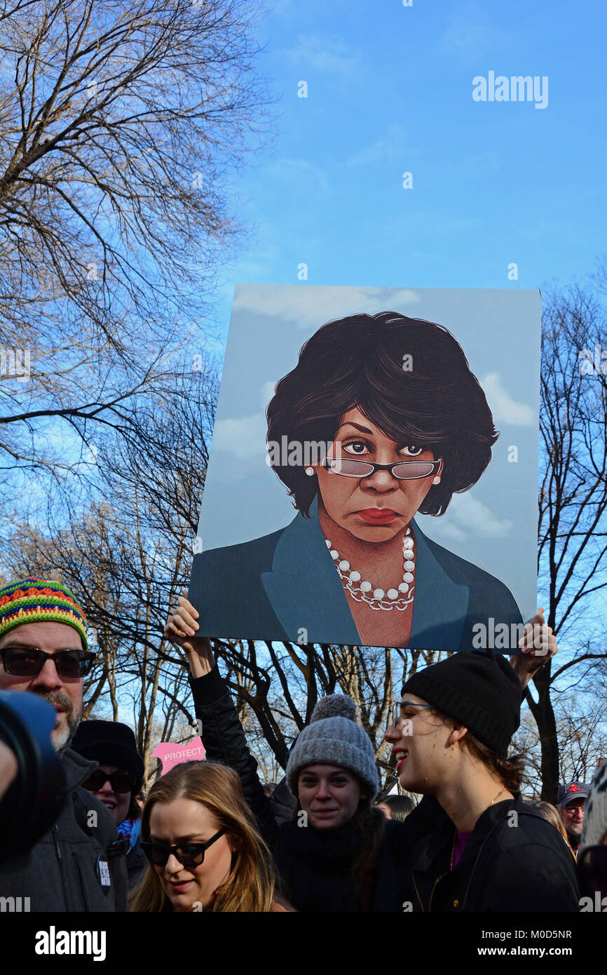 Marcher portante un poster del rappresentante statunitense Maxine acque. Foto Stock