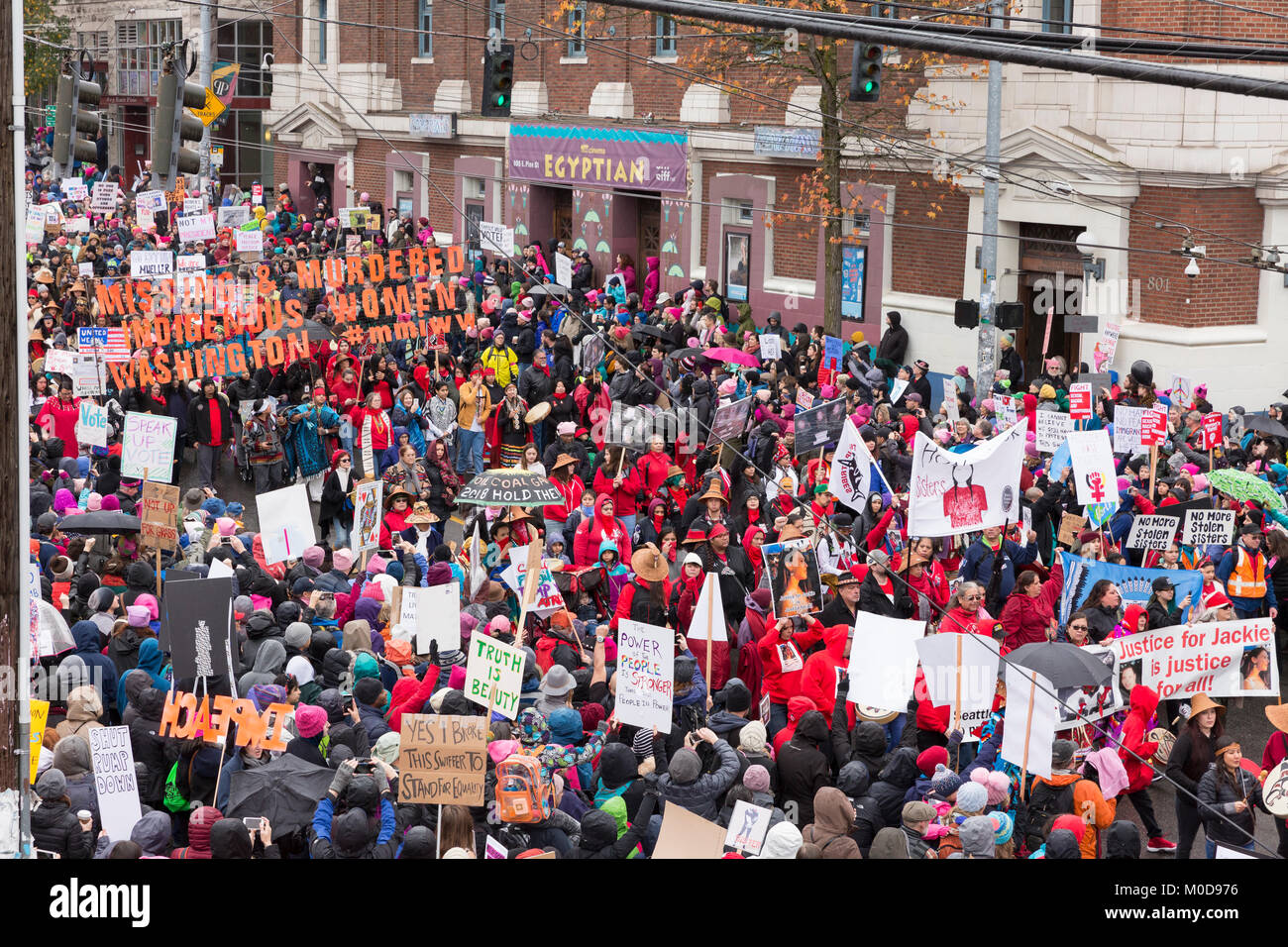 Seattle, Washington: membri di MMIW (mancante e ucciso le donne indigene) portano il Seattle donna marzo 2.0 lungo Pine Street. Credito: Paolo Christian Gordon/Alamy Live News Foto Stock