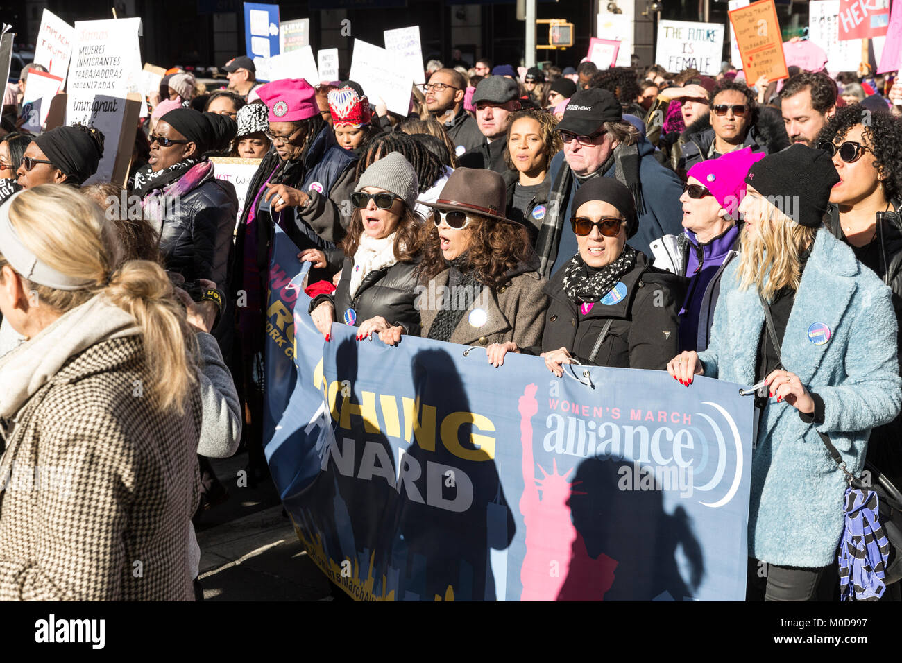 New York, NY - 20 Gennaio 2018: più di 120000 persone hanno partecipato donne€™s marzo a New York lungo le strade di Manhattan. Michael Moore, Annabella Sciora, Rosie Perez, il dott. Debbie Almontaser, Veronica Dunne marzo tra gli attivisti. Credito: lev radin/Alamy Live News Foto Stock