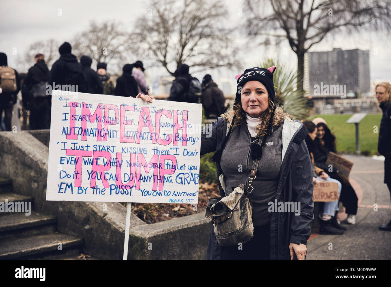Portland OR, Stati Uniti d'America. Il 20 gennaio 2018. La donna porta anti-Trump segno di impeachment rally. Christian Veillet/Alamy Live News Foto Stock