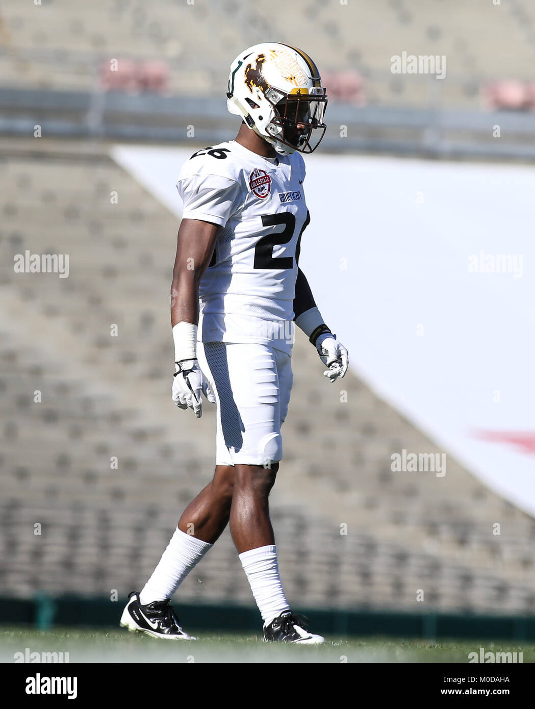 Pasadena CA. Xx gen, 2018. NCAA Football 2018: Team americano cornerback Rico Gafford University of Wyoming (26) durante la collegiata NFLPA ciotola vs americana National presso il Rose Bowl di Pasadena, ca. il 20 gennaio 2018 (foto di Jevone Moore) Credito: csm/Alamy Live News Foto Stock