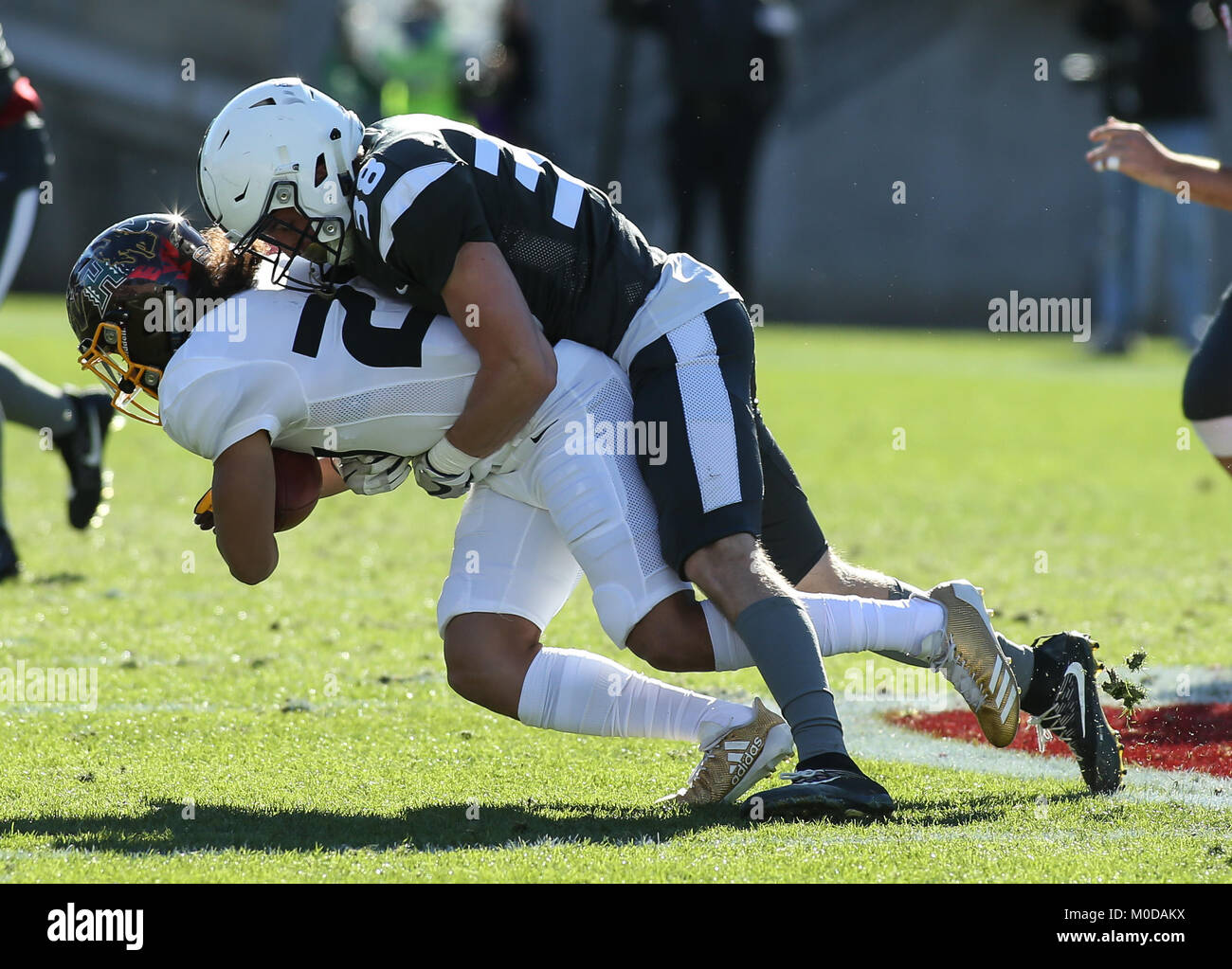 Pasadena CA. Xx gen, 2018. NCAA Football 2018: Team Nazionale defensive back Troy Apke Penn State (38) Affrontare Team americano cornerback Amari Coleman Central Michigan University (27) durante la collegiata NFLPA ciotola vs americana National presso il Rose Bowl di Pasadena, ca. il 20 gennaio 2018 (foto di Jevone Moore) Credito: csm/Alamy Live News Foto Stock