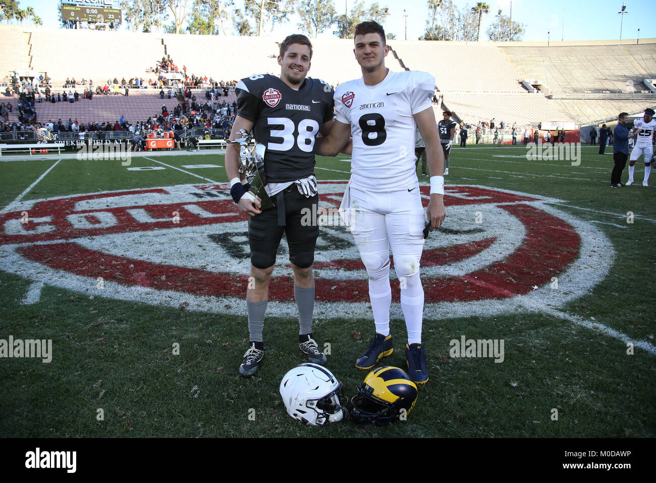 Pasadena CA. Xx gen, 2018. NCAA Football 2018: Team Nazionale defensive back Troy Apke Penn State (38) e il team americano quarterback John O'Korn Michigan (8) che rappresentano grandi dieci conferenza dopo la collegiata NFLPA ciotola vs americana National presso il Rose Bowl di Pasadena, ca. il 20 gennaio 2018 (foto di Jevone Moore) Credito: csm/Alamy Live News Foto Stock