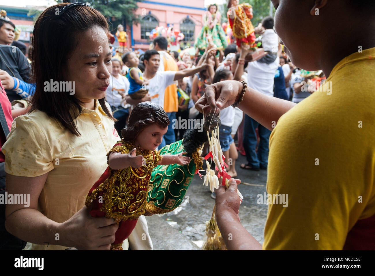 Filippine. Xxi gen, 2018. Devoti cattolici riuniti intorno alla chiesa del Sto. Nino (Gesù bambino) in tondo Manila come si celebra il festival annuale del. Migliaia di portare le proprie immagini e statue, la maggior parte di loro tramandata di generazione in generazione, di Gesù bambino come sacerdoti benedire le immagini con l'acqua santa. Credito: J Gerard Seguia/ZUMA filo/Alamy Live News Foto Stock