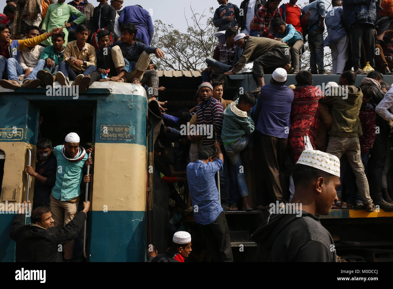 Dacca in Bangladesh. Xx gen, 2018. Persone di viaggio sul treno motore dopo la preghiera finale cerimonia di Bishwa Ijtema, l Islam è la seconda più grande pellegrinaggio presso la stazione ferroviaria dell'aeroporto. Credito: Md. Mehedi Hasan/ZUMA filo/Alamy Live News Foto Stock