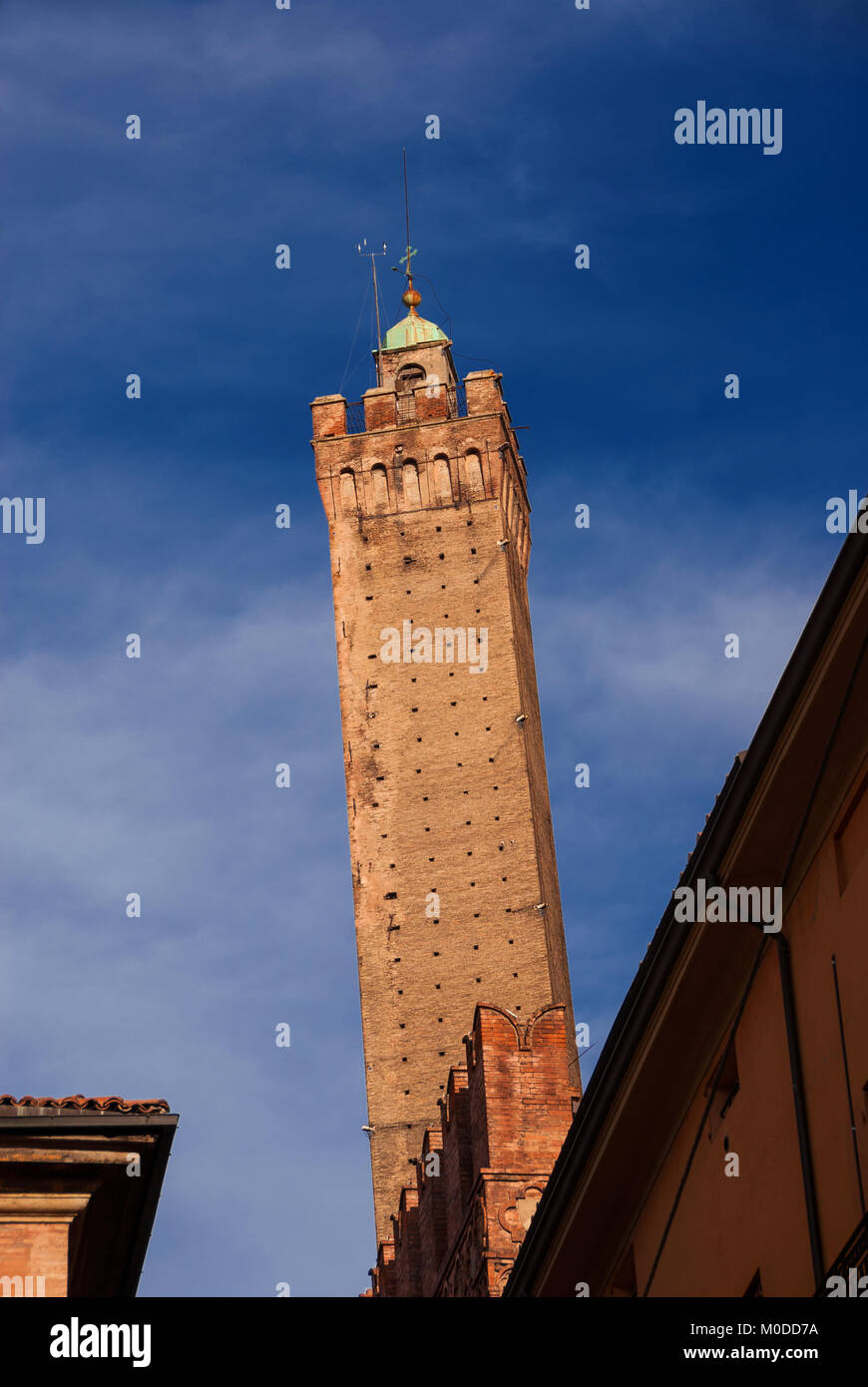 Inclinazione medievale Torre degli Asinelli, la piu' alta torre in Bologna e il simbolo della città, eretto alla fine del XII secolo Foto Stock