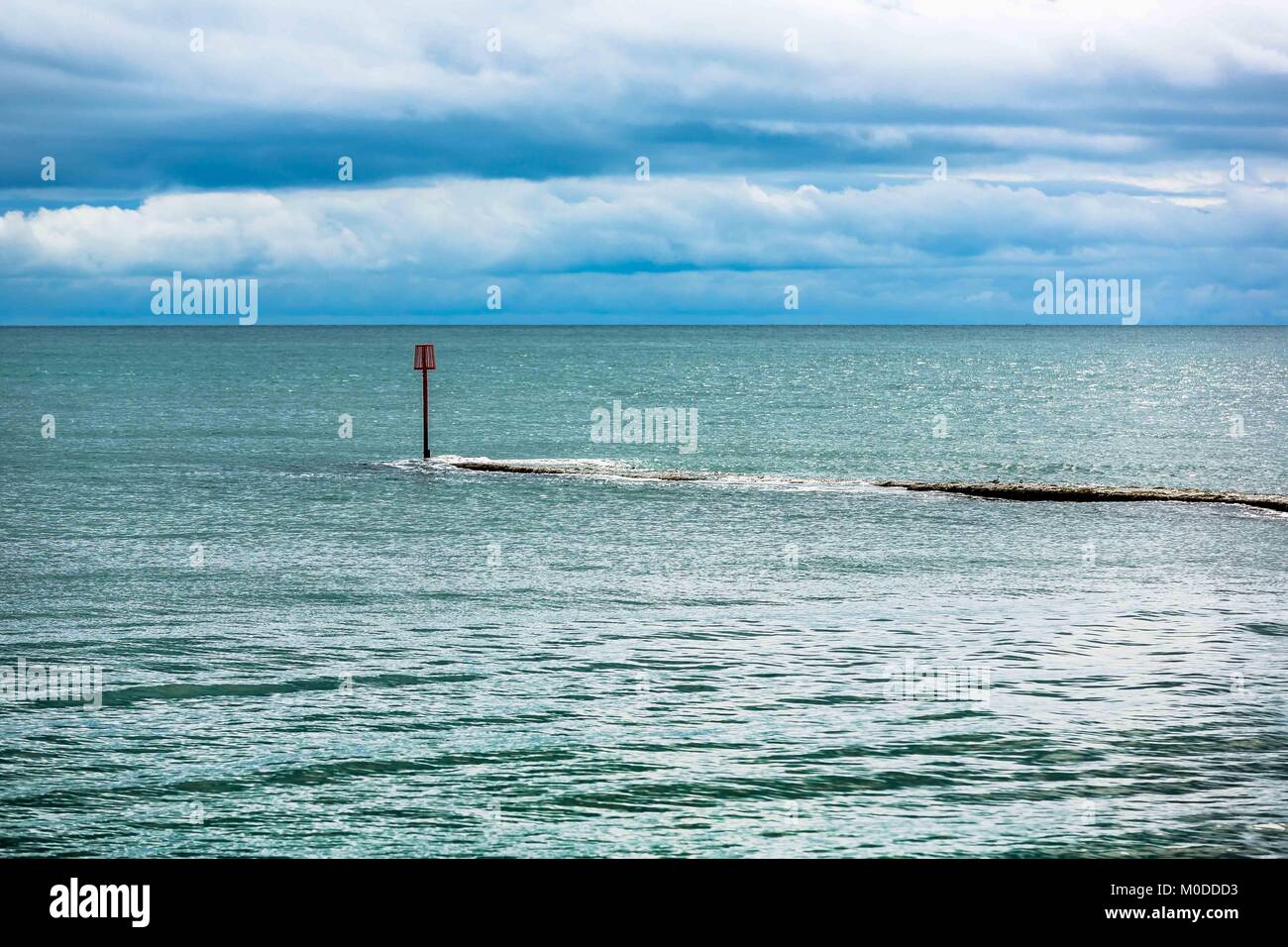 Un molo di cemento che si allunga verso il mare n il South Devon Coast of England. Foto Stock