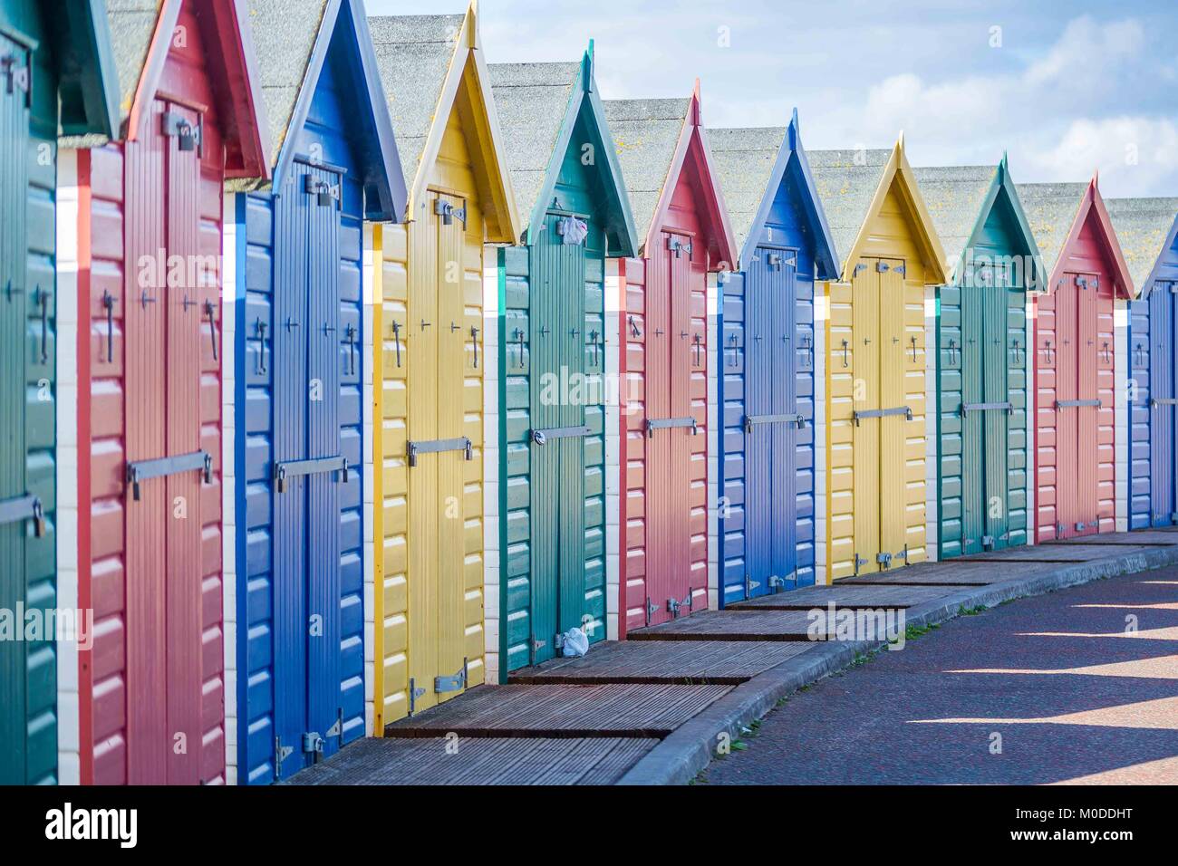 Una fila di cabine sulla spiaggia, o spogliatoi a Dawlish Warren, Devon, Regno Unito Foto Stock