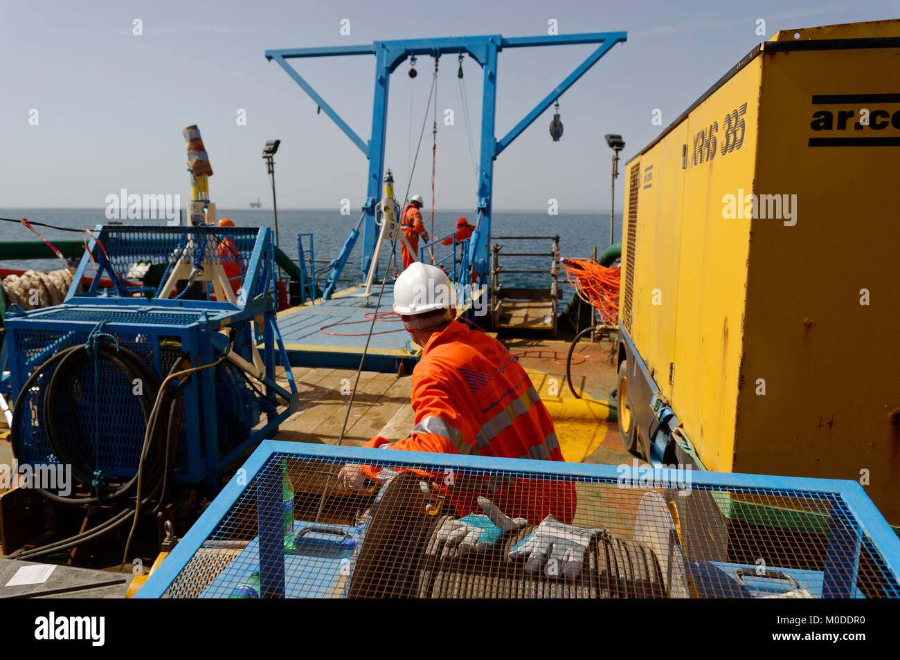 Il personale di Offshore distribuire transponder nel Mar Caspio dal retro ponte di una nave che utilizza un telaio. Foto Stock