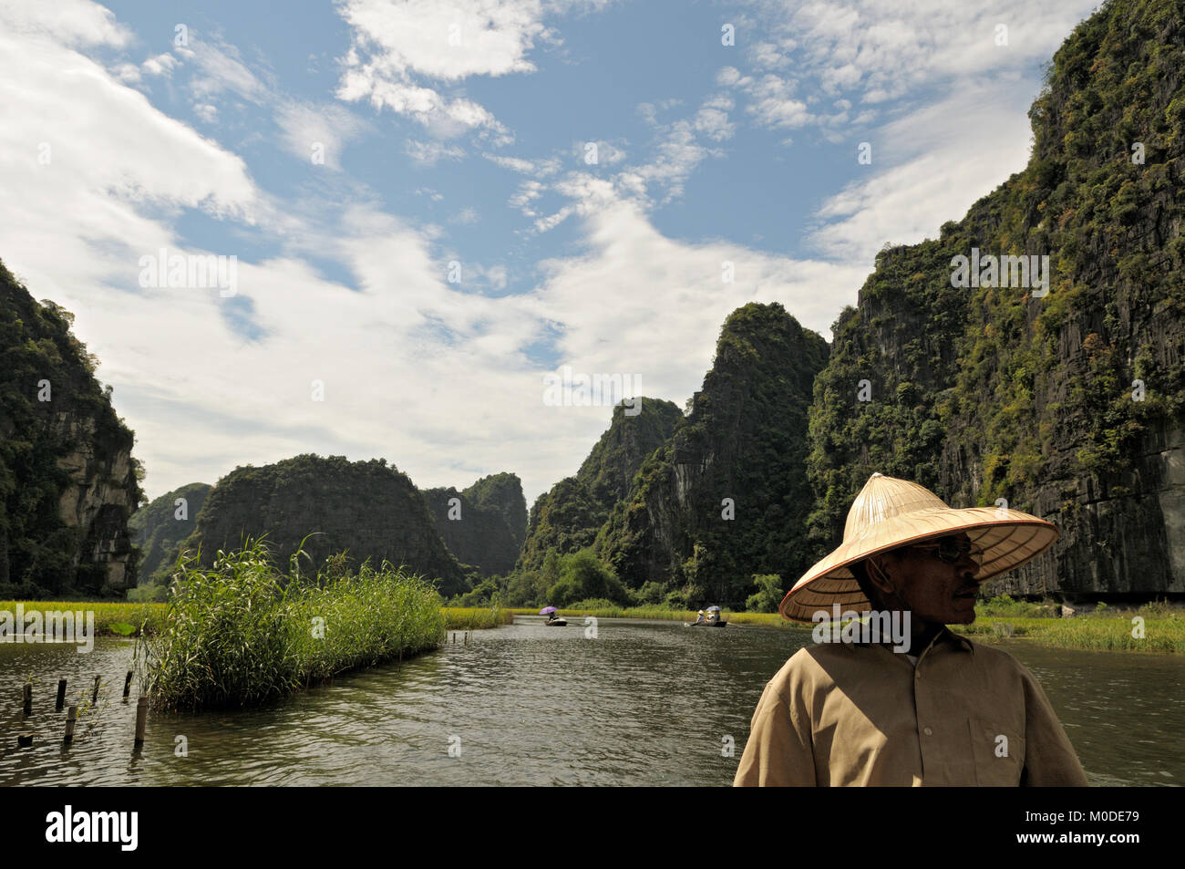 Giro in barca tra le vette carsiche di Tam Coc, Ninh Binh, Provincia del Vietnam del nord Foto Stock