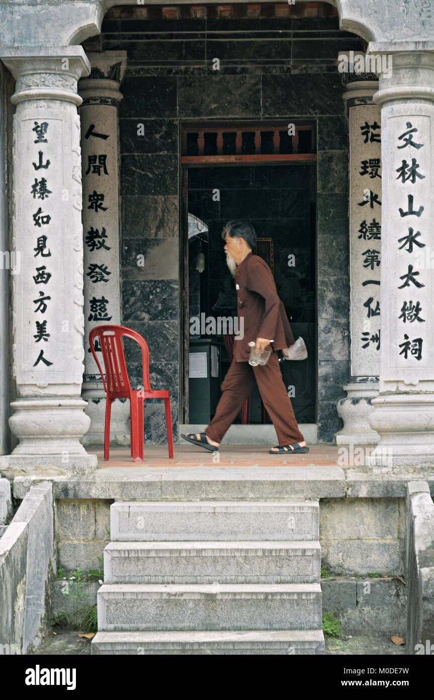 Il vecchio uomo al Thai Vi tempio in Tam Coc, Ninh Binh, Provincia del Vietnam del nord Foto Stock