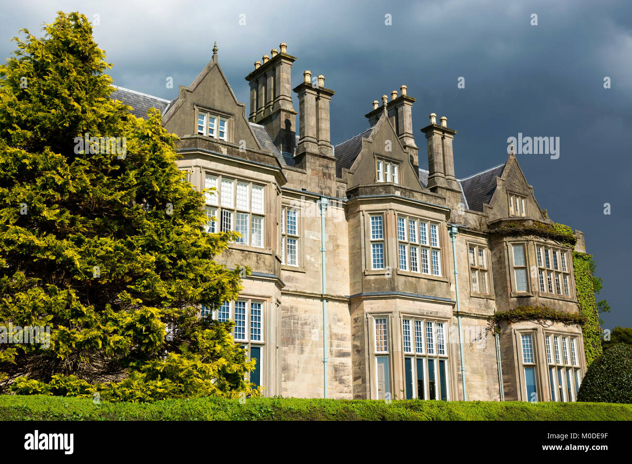 Muckross House e giardino, parco nazionale di Killarney in Irlanda Foto Stock