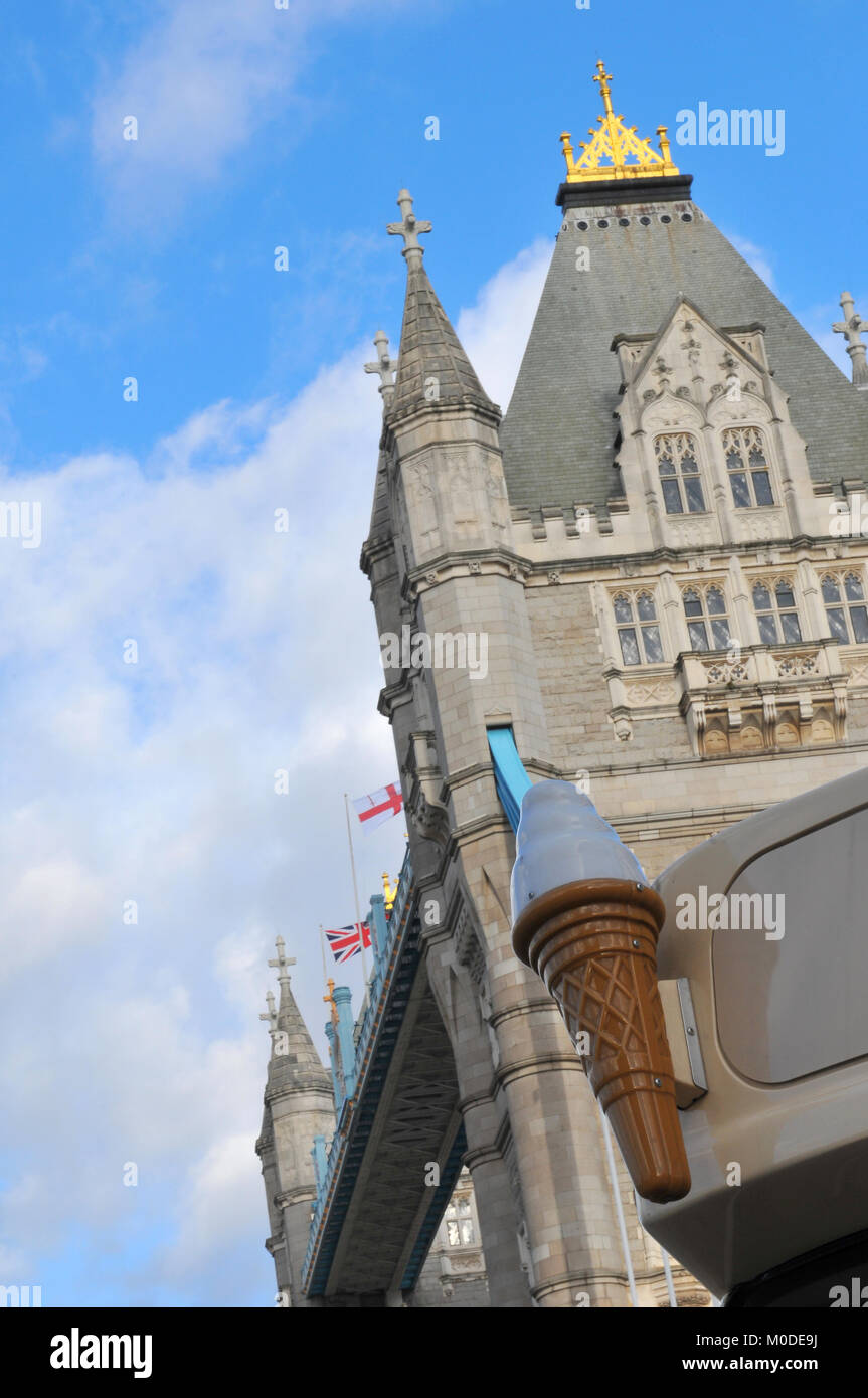 Un grande plastico segno pubblicità di un gelato di fronte il Tower Bridge di Londra centrale. cibi da asporto e tratta in Londra il sentiero turistico. Foto Stock