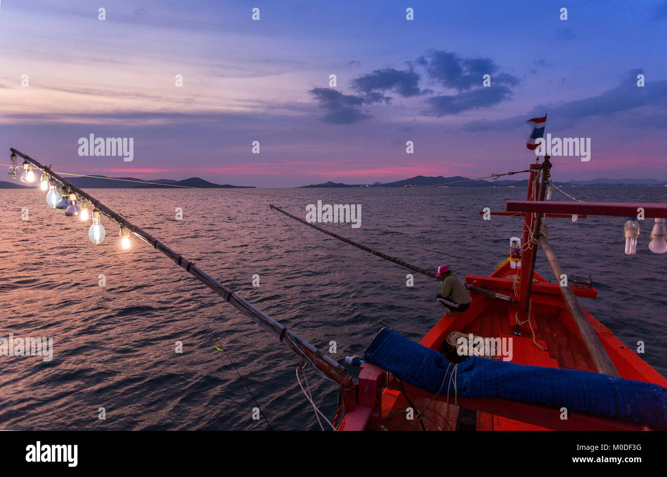 Vista superiore del pescatore e la canna da pesca sulla barca di pescatori sul mare Foto Stock
