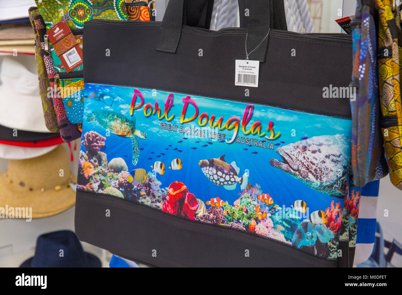 Borsa da spiaggia in vendita in un negozio in Port Douglas con immagine della grande barriera corallina, Port Douglas,Queensland, Australia Foto Stock
