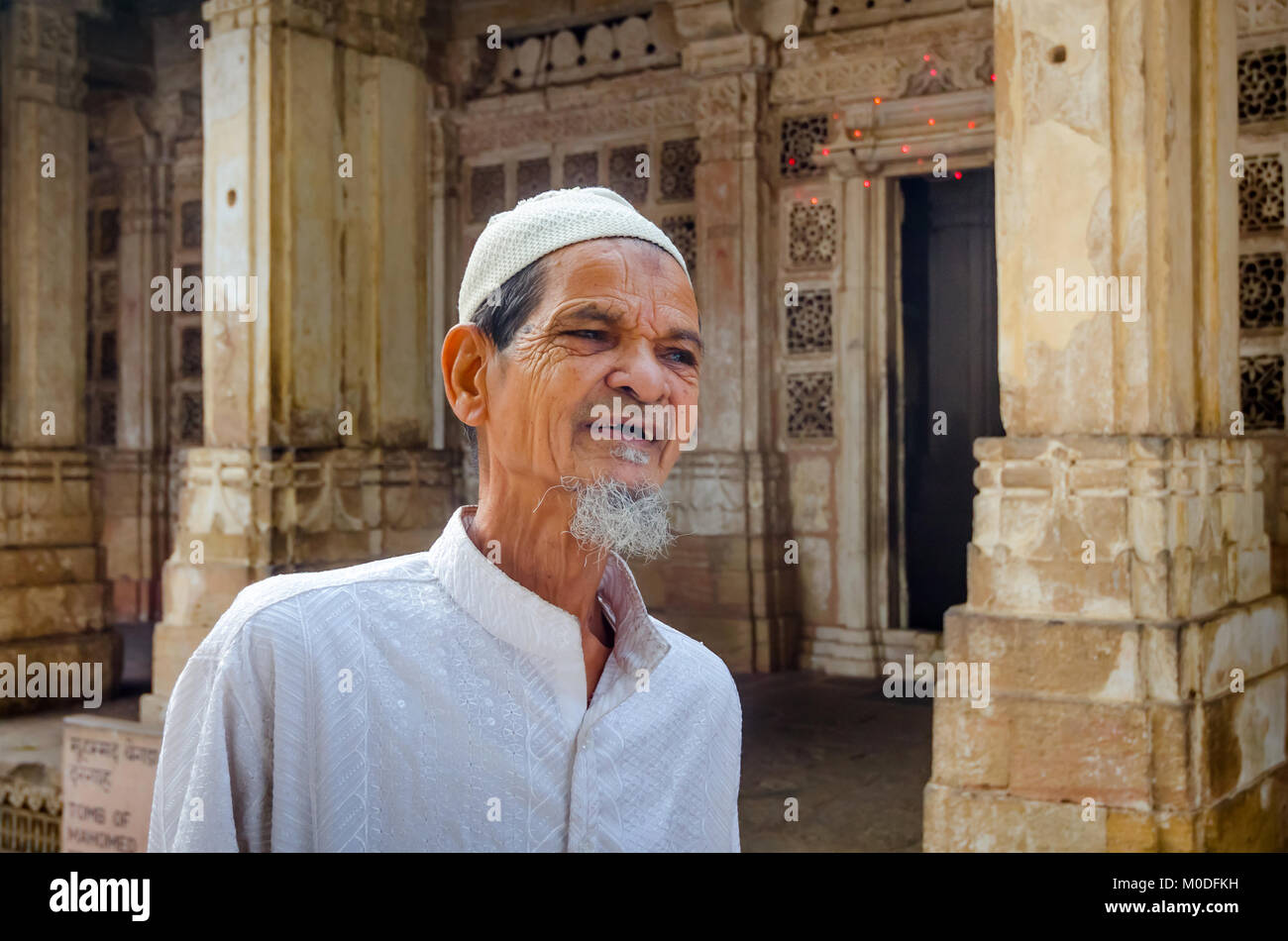 AHMEDABAD, Gujarat, India. 10 dicembre 2017, il Ritratto di età compresa tra uomo musulmano a Sarkhej Roza una moschea e la tomba complesso situato in Ahmedabad, India. Foto Stock