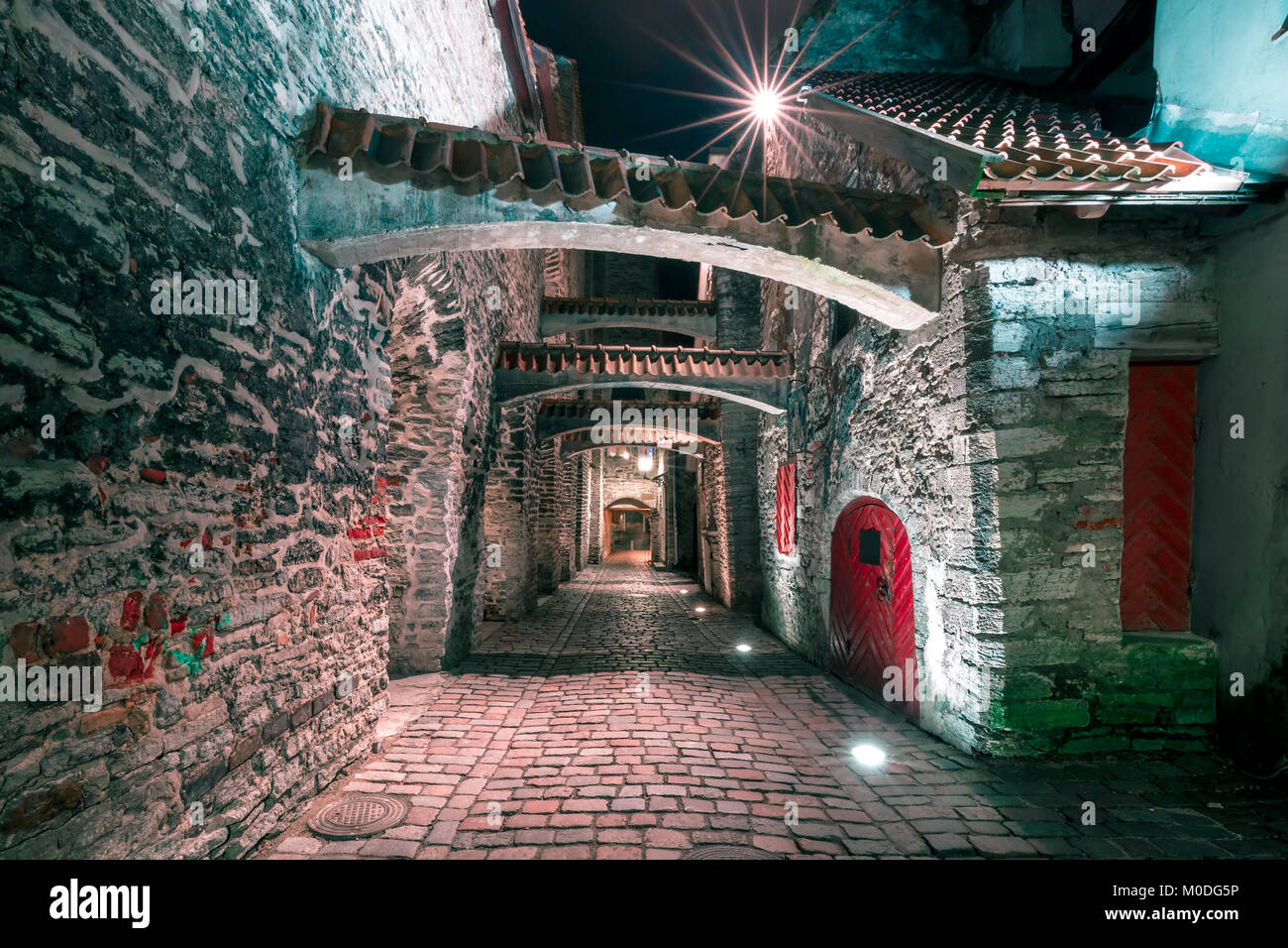 Notte Street nella città vecchia di Riga, Lettonia Foto Stock