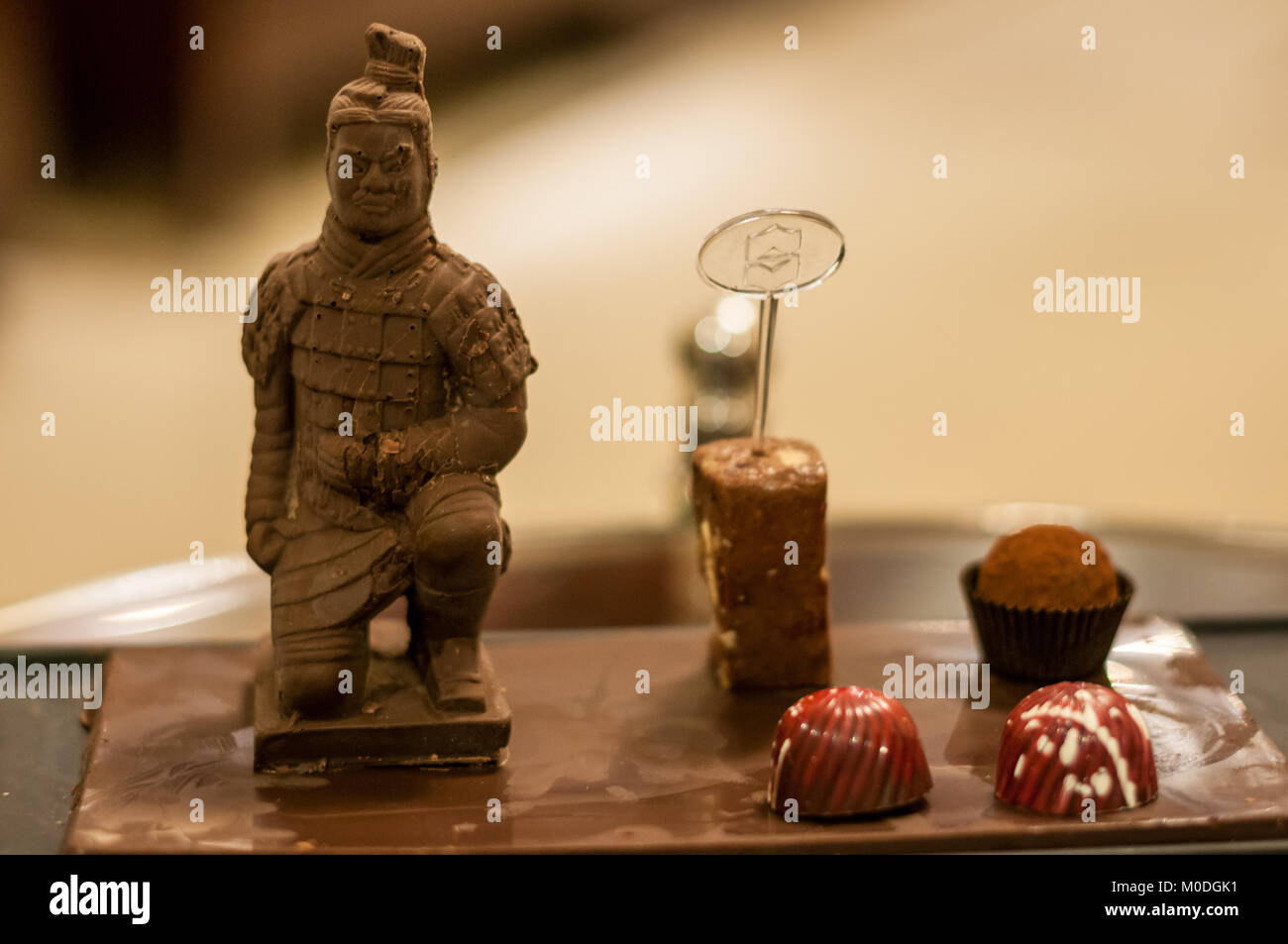 Un Guerriero di terracotta costituito da cioccolato e cioccolatini artigianali a Xi'an Shangri-la Hotel, Provincia di Shaanxi, Cina. Foto Stock