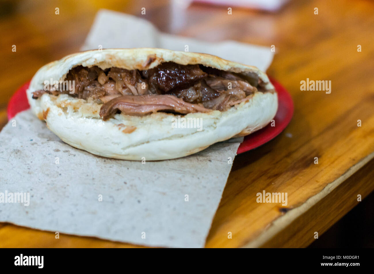 Un auto roujiamo farcite in salsa Wangkui Salumi Roujiamo ristorante a Xi'an, Shaanxi Province, Cina. Foto Stock
