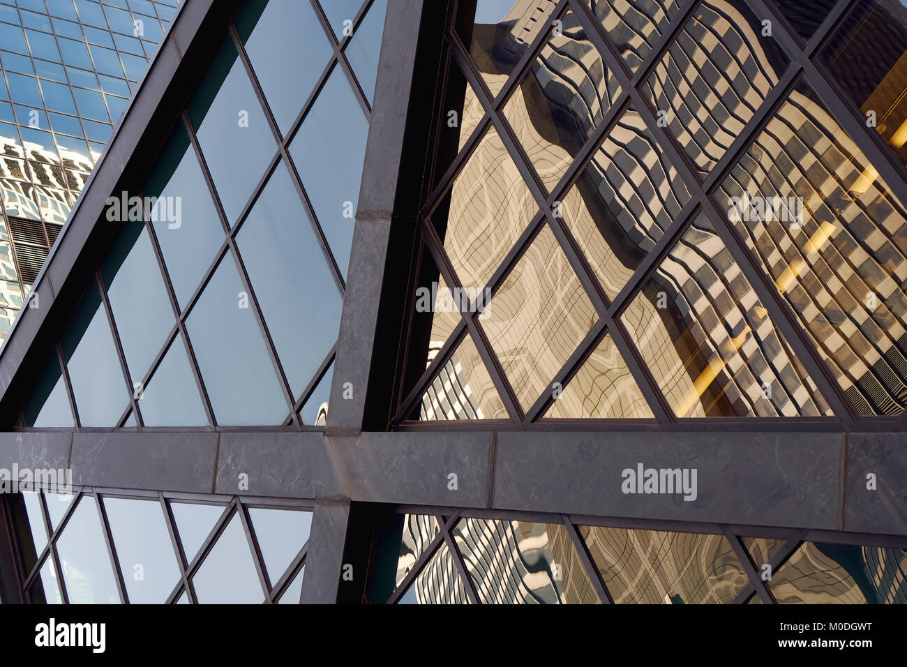 Un abstract vista sullo skyline di Chicago si riflette in vetro Foto Stock