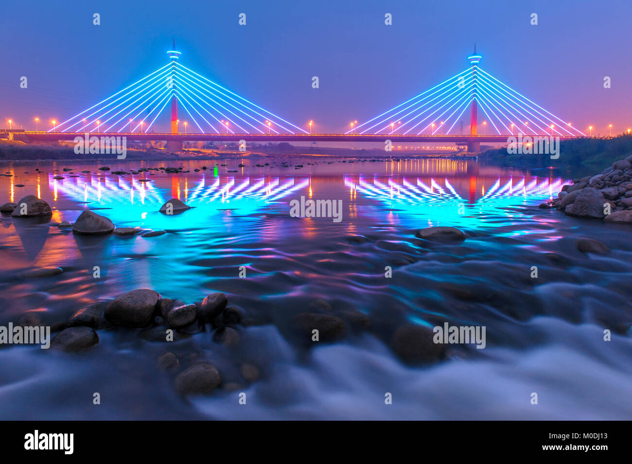 Ponte di sospensione durante la notte in Miaoli, Taiwan Foto Stock