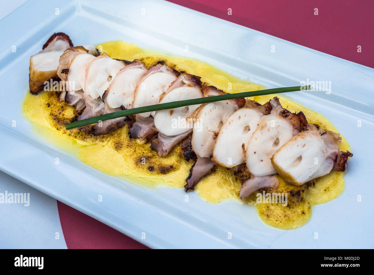 Una piastra di polpo alla griglia Foto Stock