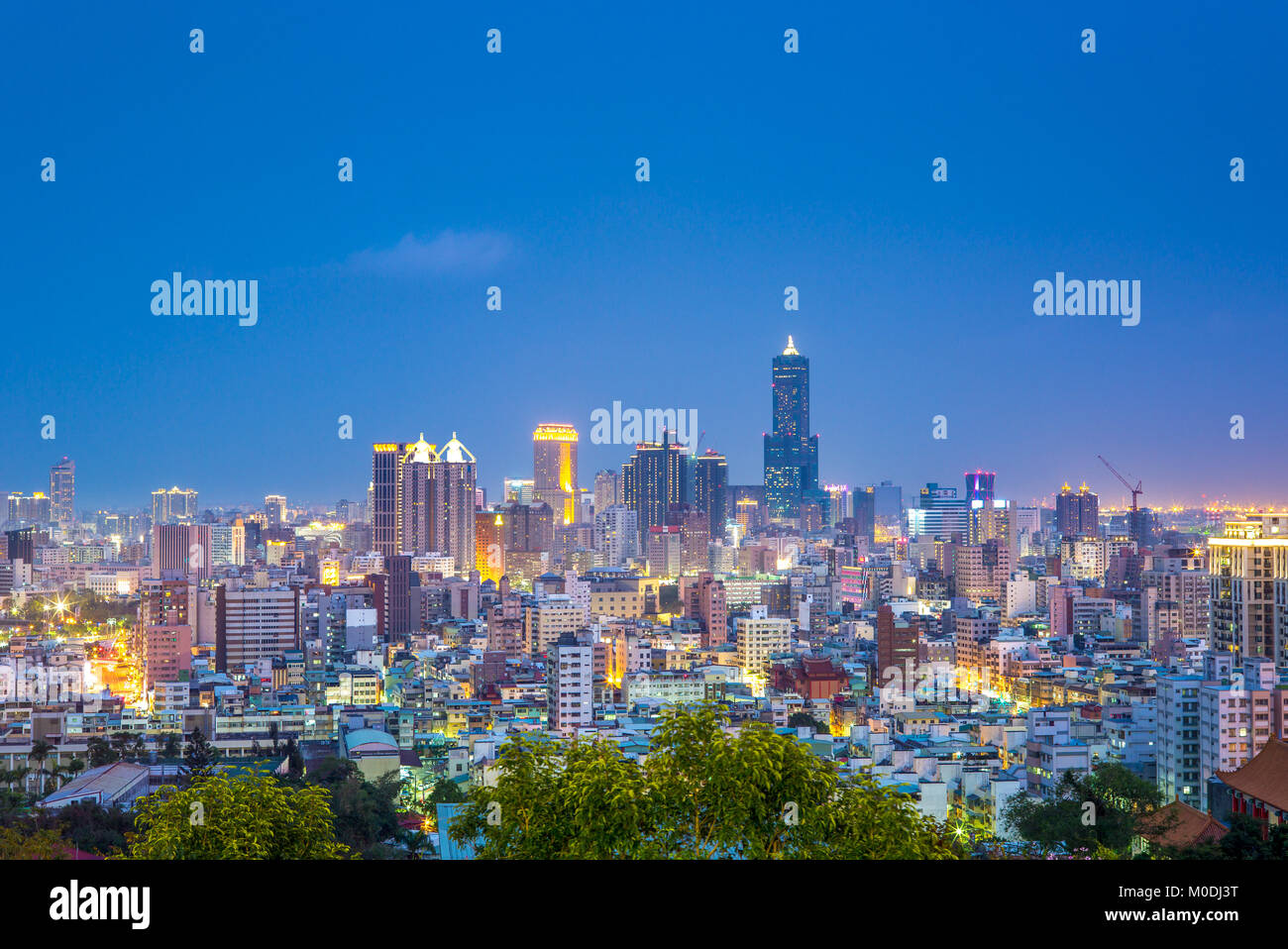 Vista notturna della città di Kaohsiung Foto Stock