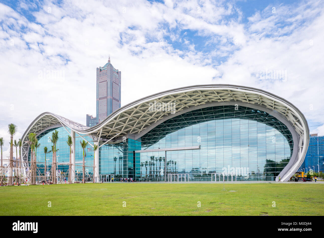 Kaohsiung Exhibition Centre e Tuntex Sky Tower Foto Stock
