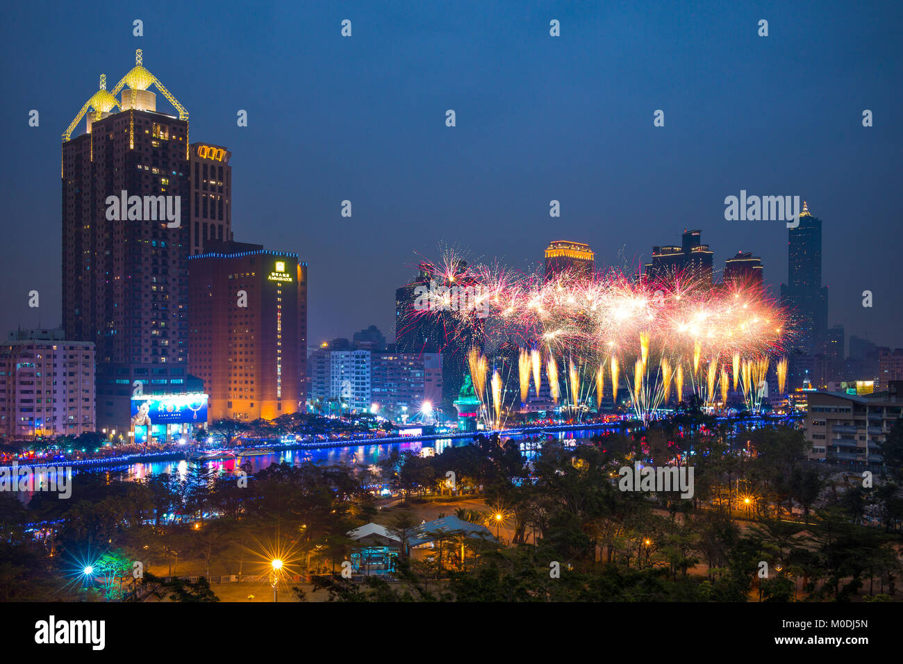 Spettacolo pirotecnico della lanterna cinese festival Foto Stock