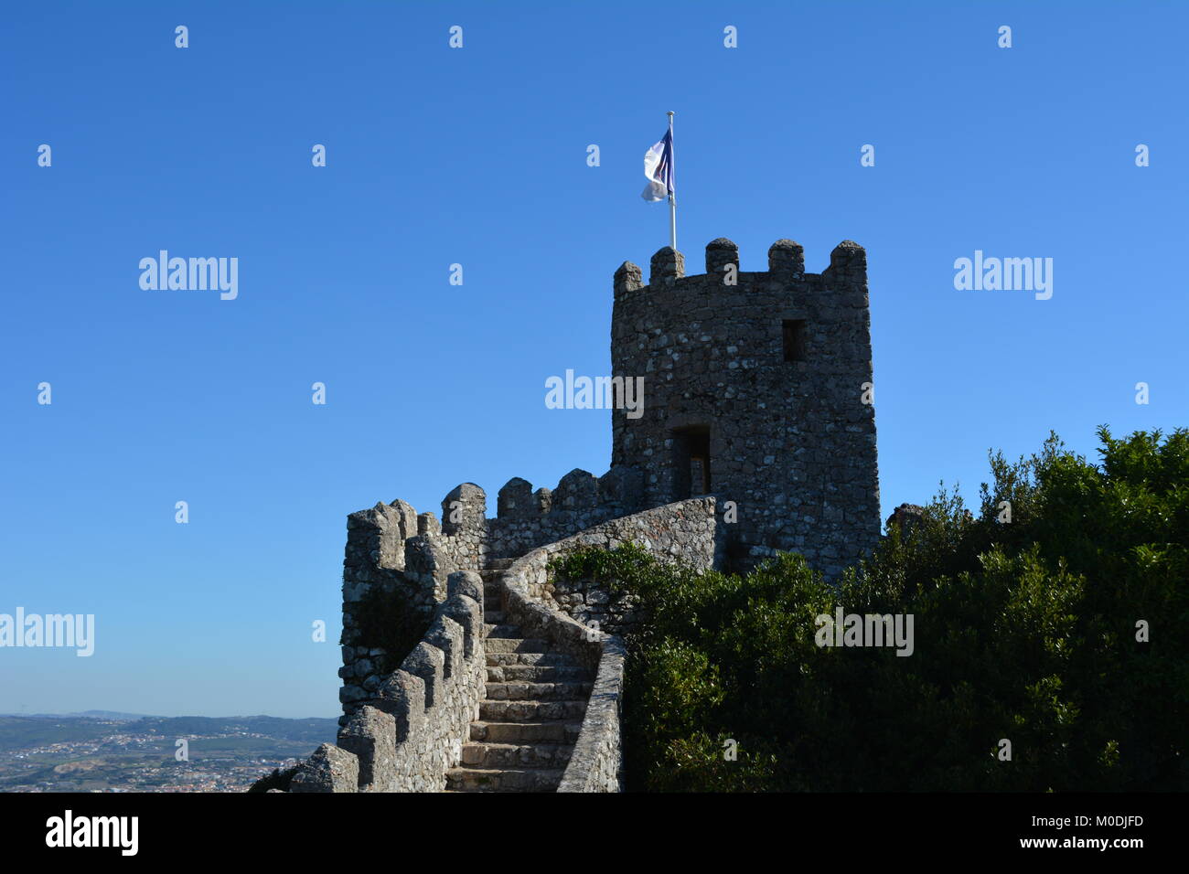 Castello moresco di Sintra Portogallo sulla sommità di una collina rocciosa Foto Stock