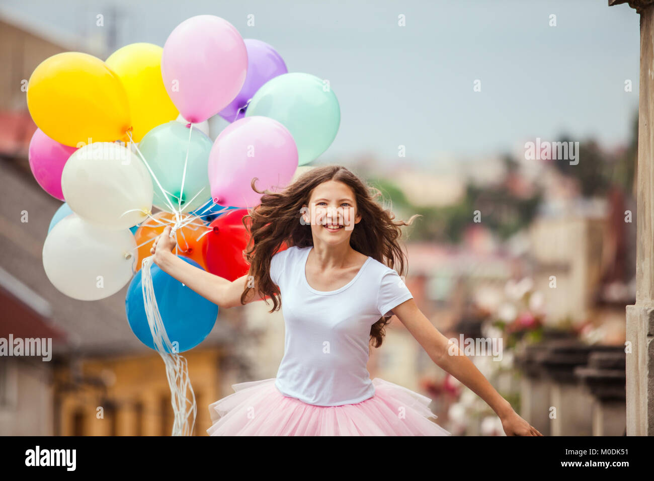 Ragazza con colorati Palloncini di lattice Foto Stock