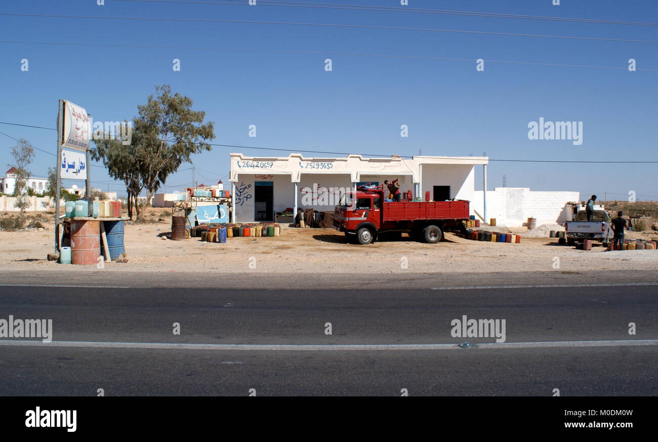 Il contrabbando di contrabbando di benzina dalla Libia per la vendita sul sud tunisino strada Foto Stock