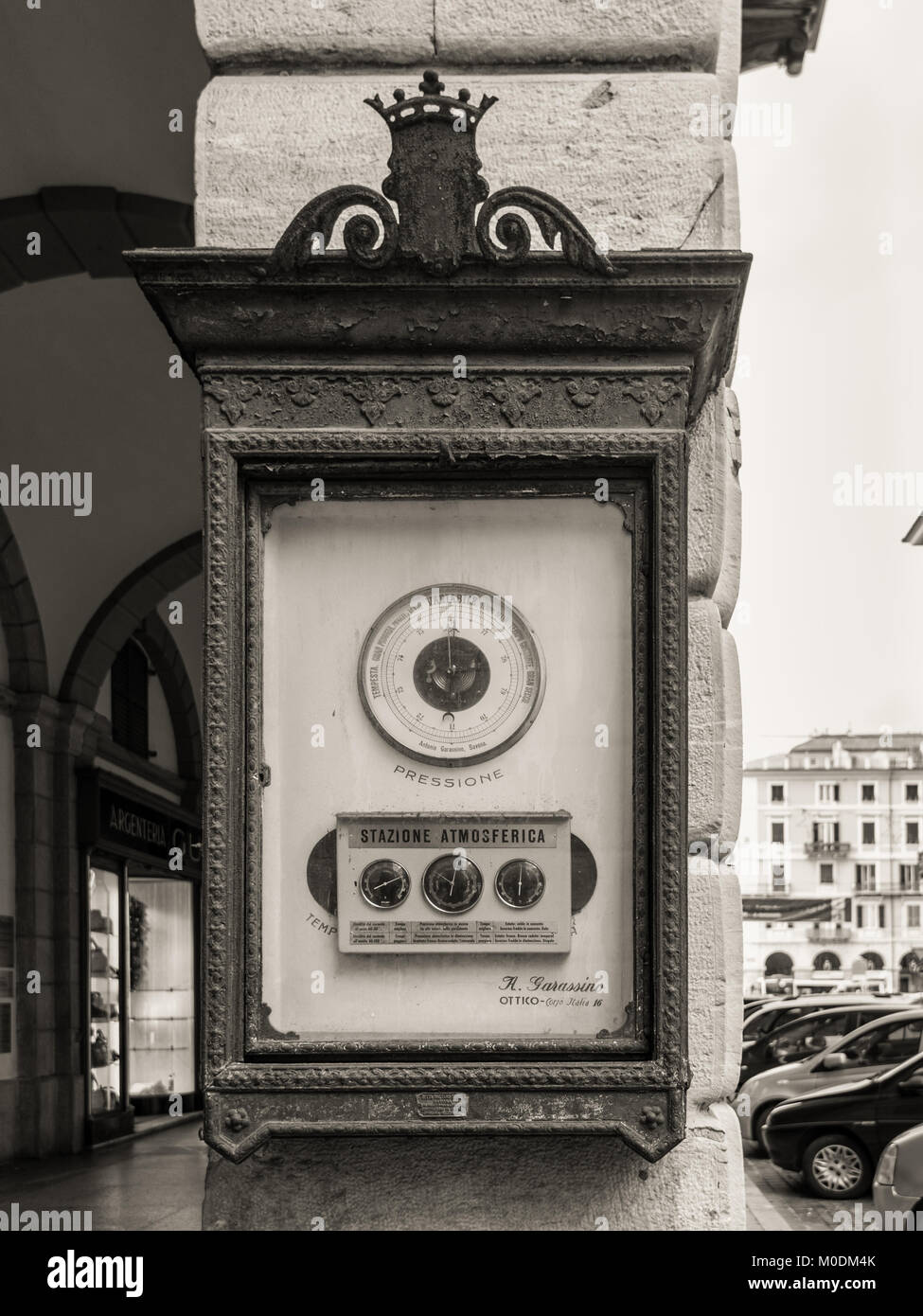 Savona, Italia - 2 Dicembre 2016: Vecchia meteo indicatore e il barometro sulla strada a Savona Liguria, Italia. Vintage foto in tonalità seppia. Foto Stock