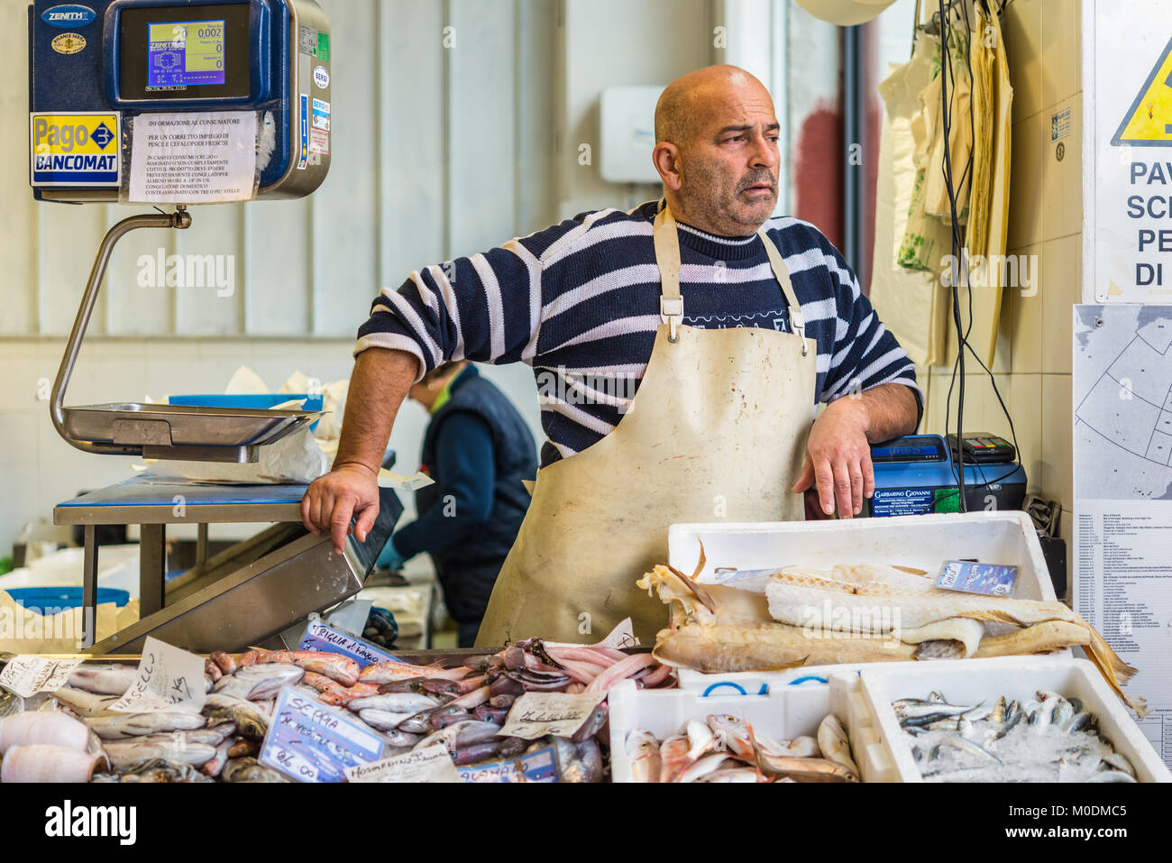 Savona, Italia - 2 Dicembre 2016: Italiano pescivendolo sul mercato locale del pesce in Savona Liguria, Italia. Foto Stock
