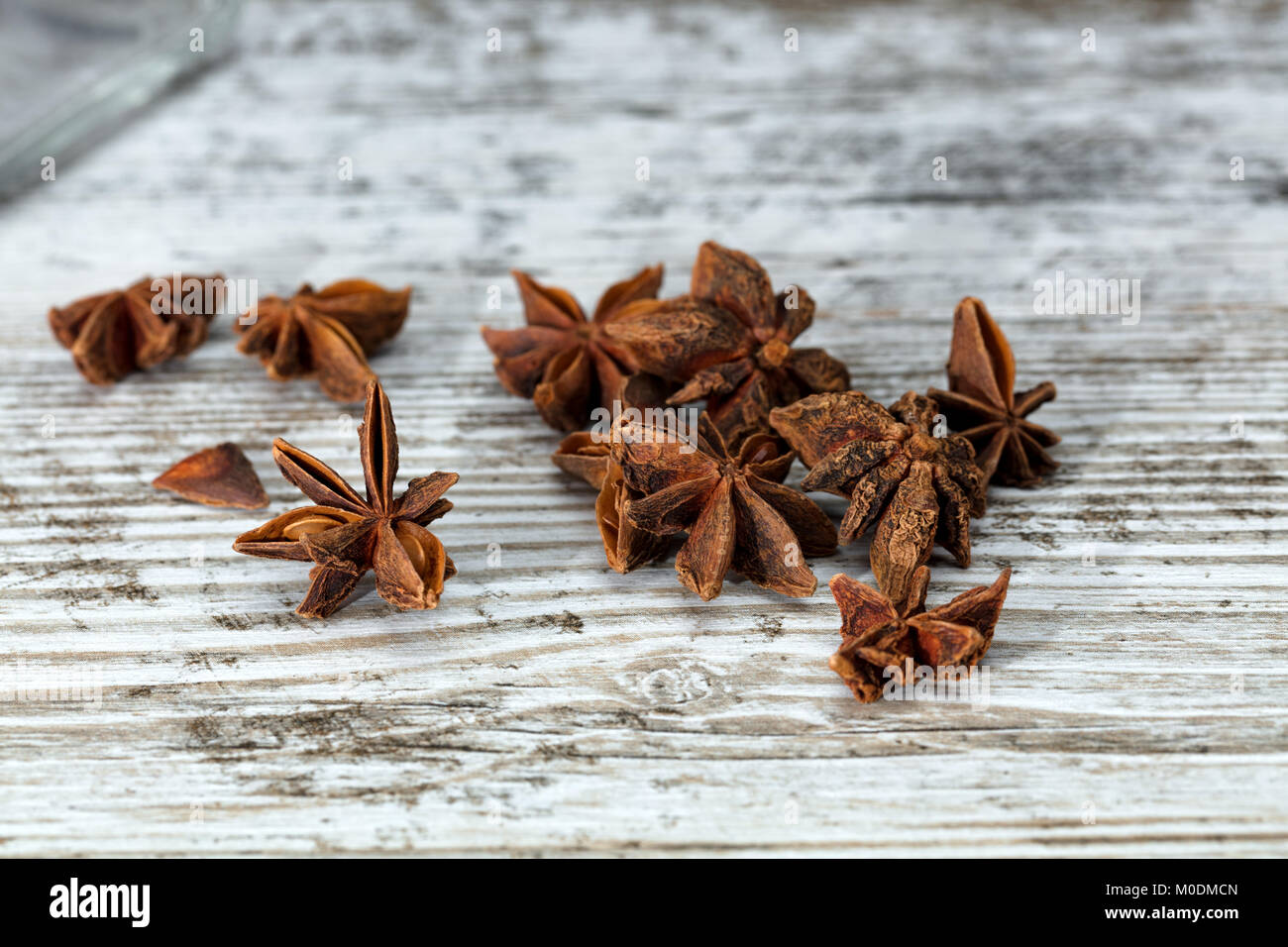 Asciugare anice stellato su un vecchio bianco tavola di legno. Primo piano la fotografia ad alta risoluzione Foto Stock