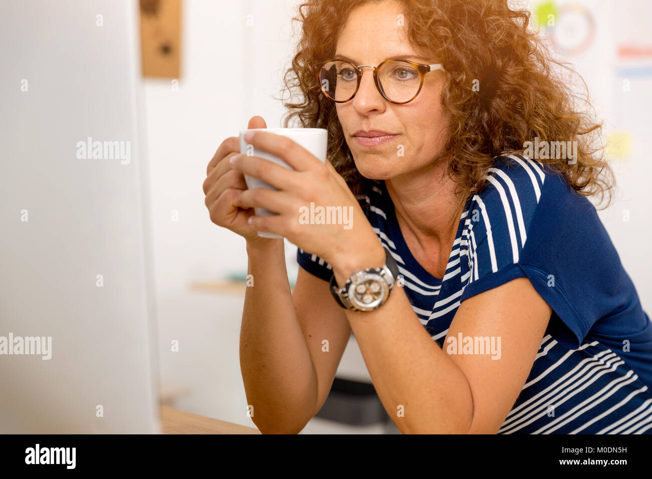 Ritratto di una donna di mezza età presso l' ufficio di bere il caffè Foto Stock