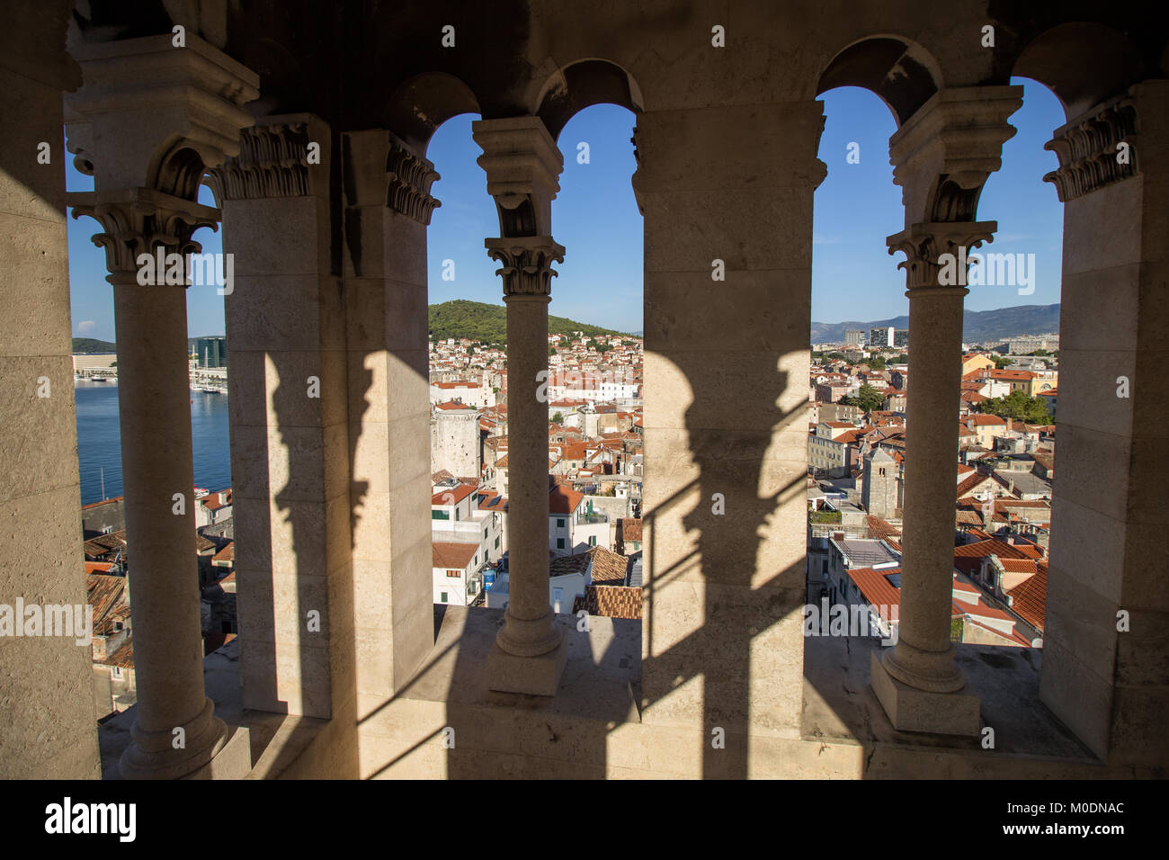 Dividere la Città Vecchia e la collina di Marjan, visto dall'interno del campanile della cattedrale di San Domnio fino in Croazia in una giornata di sole. Foto Stock