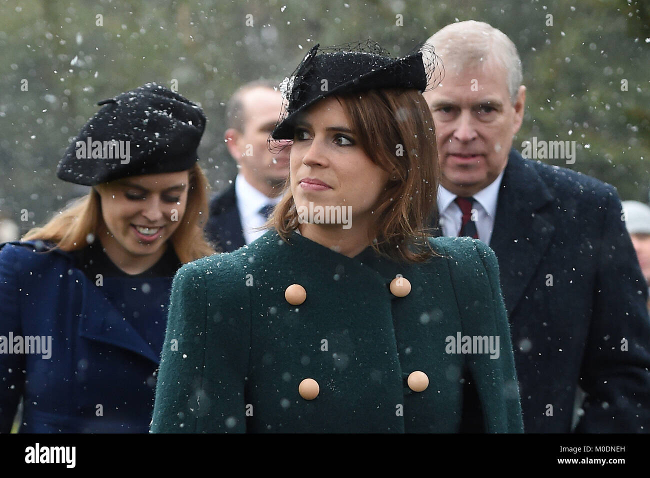 La Principessa Beatrice (sinistra), la principessa Eugenie e il loro padre, il Duca di York (a destra), lasciare dopo aver partecipato a un servizio di chiesa in chiesa di San Lorenzo, Castle Rising, Norfolk. Foto Stock