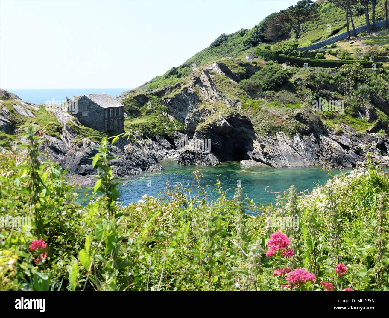 Vista panoramica della grotta e bay a Looe, Cornwall, Regno Unito Foto Stock