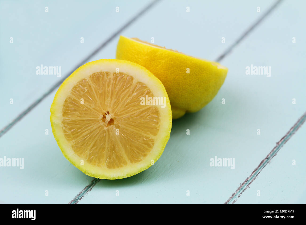 Due metà di succosi limoni blu sulla superficie di legno Foto Stock
