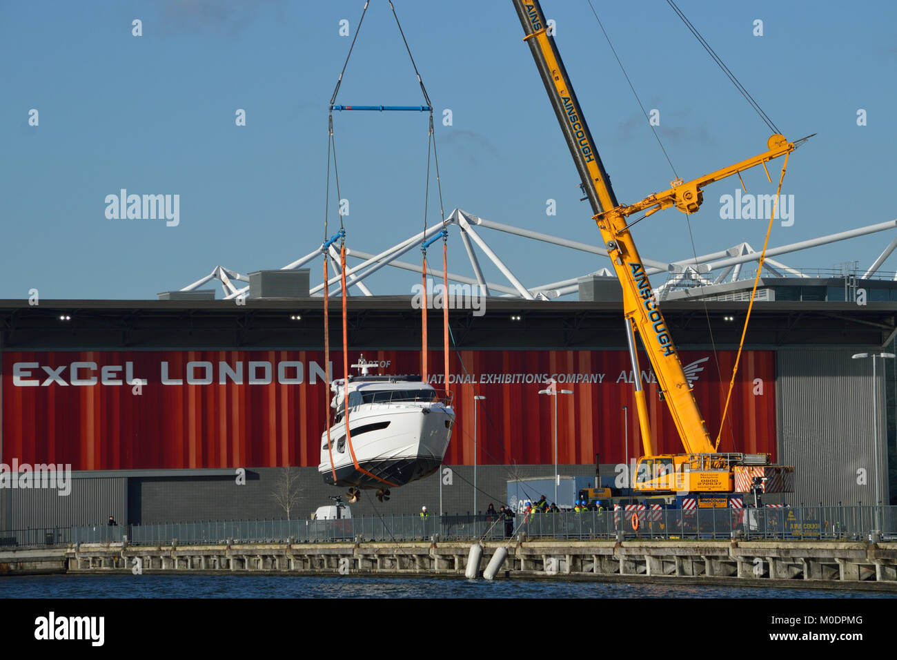 Il sollevamento con gru imbarcazioni torna in acqua dopo che abbiano partecipato al 2018 London Boat Show tenutosi a Londra ExCel exhibition centre Foto Stock