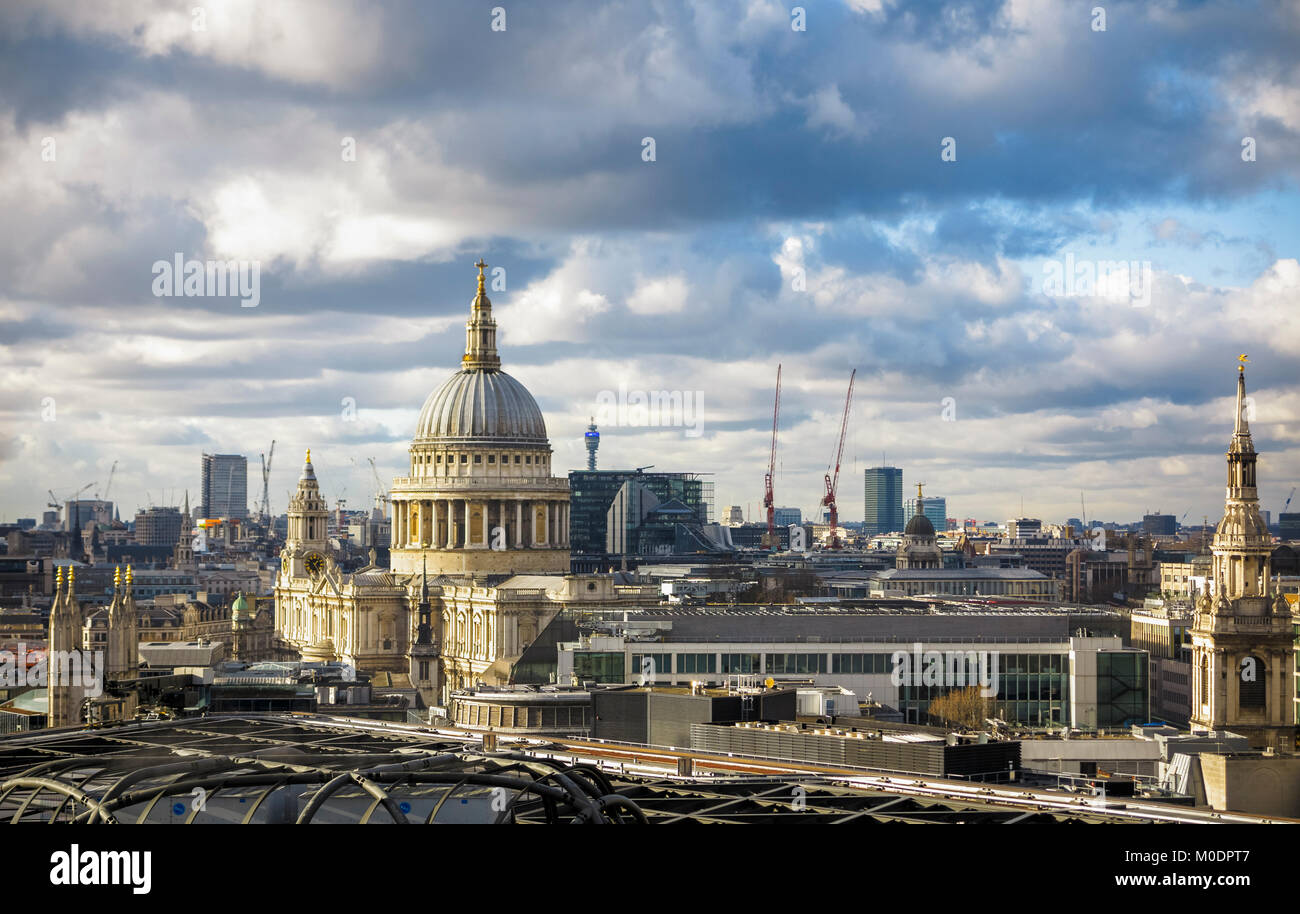 L'iconica cupola di Sir Christopher Wren's la Cattedrale di San Paolo a Londra lo skyline di inverno in luce, City of London, England, Regno Unito Foto Stock