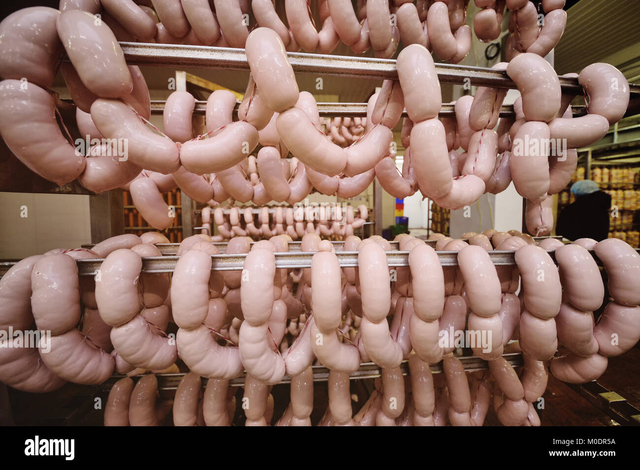 Produzione di salsicce bollite e salsiccia affumicata in uno stabilimento di lavorazione delle carni Foto Stock